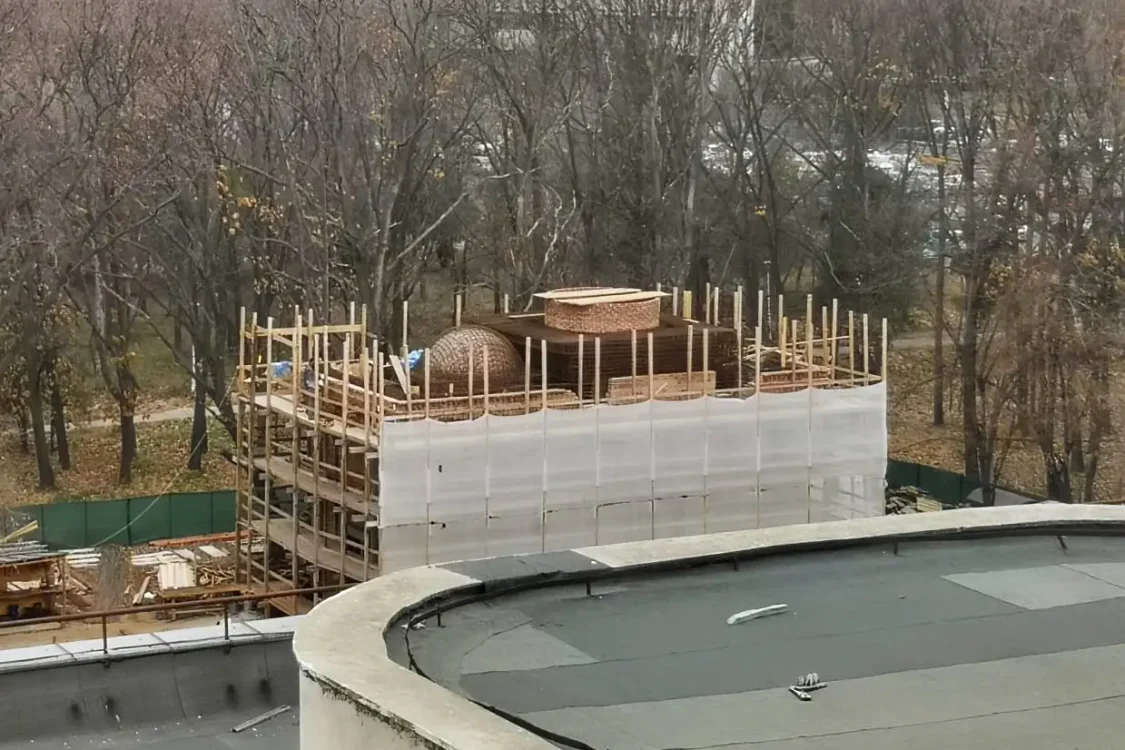 Șantierul bisericii din curtea Institutului Oncologic București