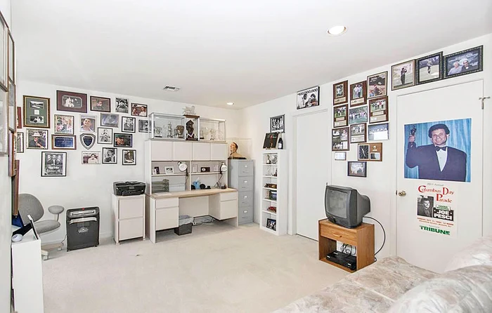 În încăperea în care actorul a adunat  amintiri se află şi un televizor cu tub