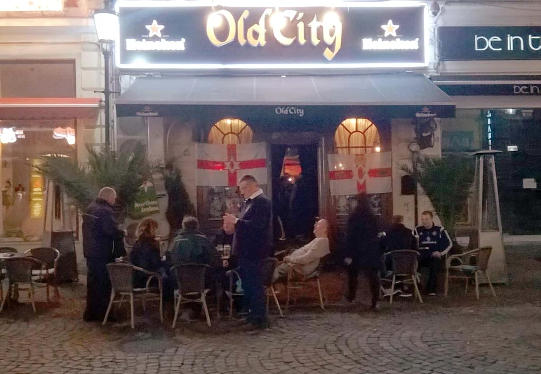 
    Fanii nord-irlandezi  au arborat şi drapelul  naţional la barFOTO: Gigi Stancu  