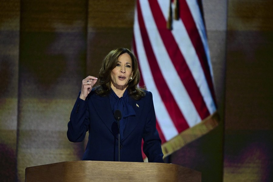 Ce semnificație are ținuta aleasă de Kamala Harris cu ocazia discursului de acceptare a nominalizării Partidului Democrat