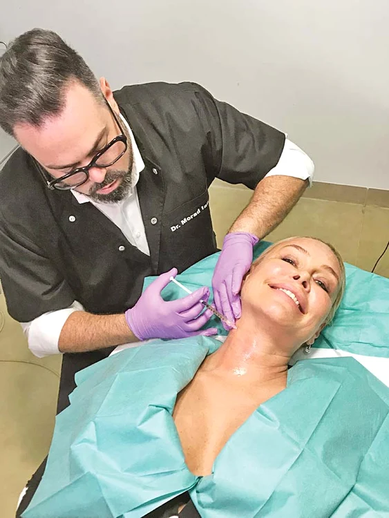 Vica Blochina caută să scape de ridurile de pe faţă şi gât