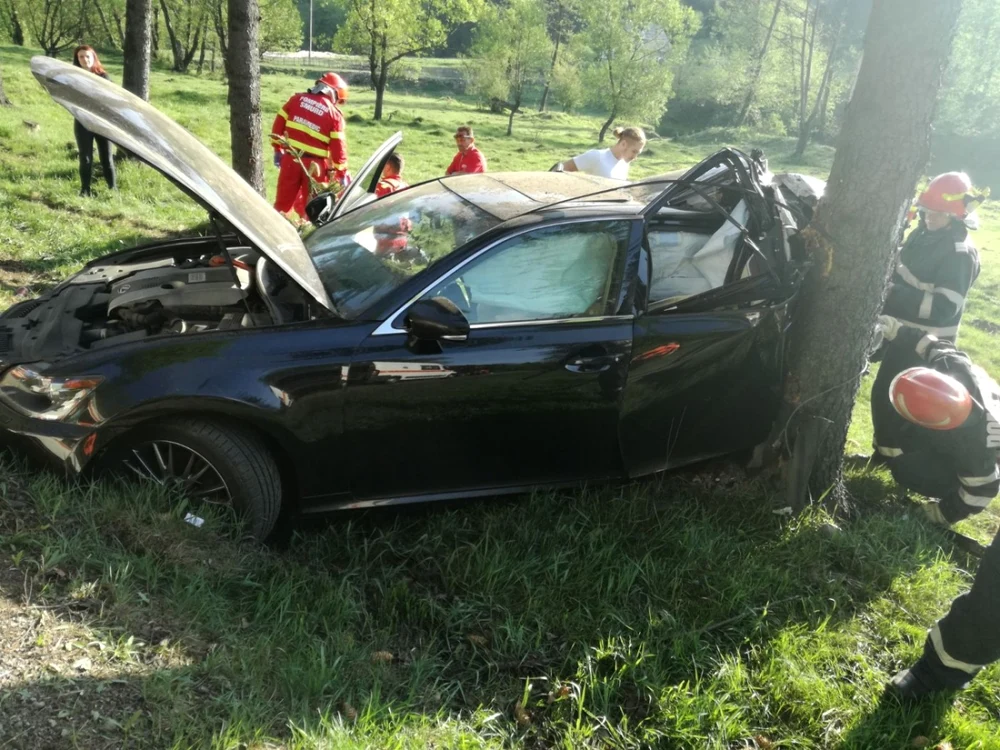 Unul dintre autoturismele implicate în accident a fost proiectat într-un copac. FOTOISU Braşov.