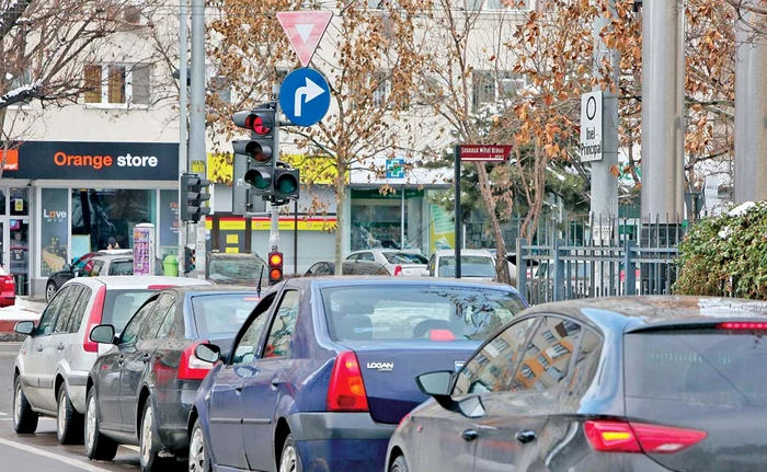 În această intersecţie există suspiciuni că s-a umblat la semafoare
