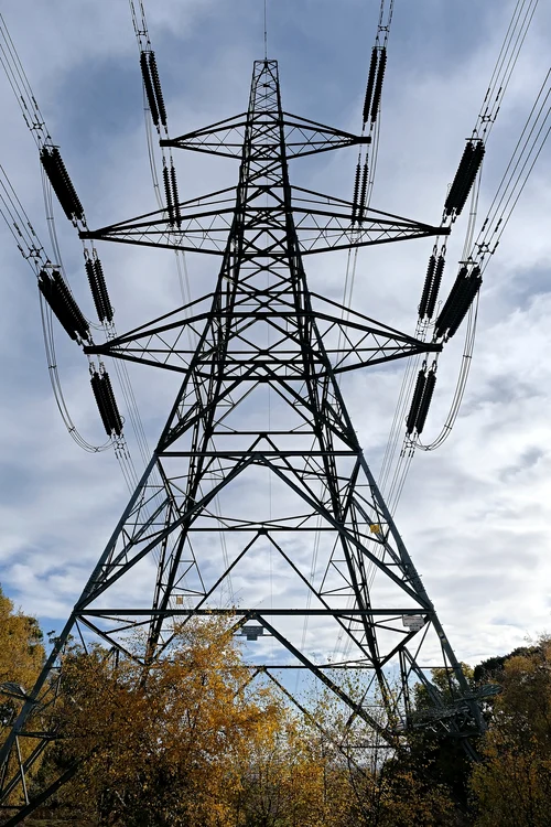 Aproximativ 40% din electricitatea folosită în țară provine din petrol, gaze naturale sau cărbune