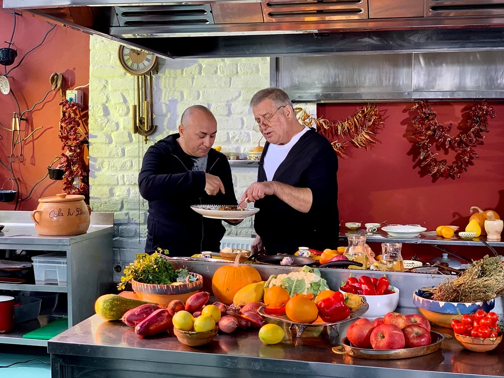 
    Dinescu a pregătit  o mâncare de mazăre cu pui  după o reţetă proprie  