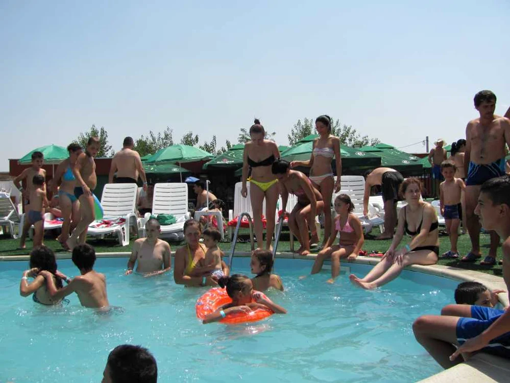 Bazinul acoperit a nemulţumit mulţi alexăndreni care luau cu asalt piscina copiilor foto: Claudiu Dumitrache