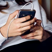 telefon adolescenti   foto pixabay   sweetlouise jpg