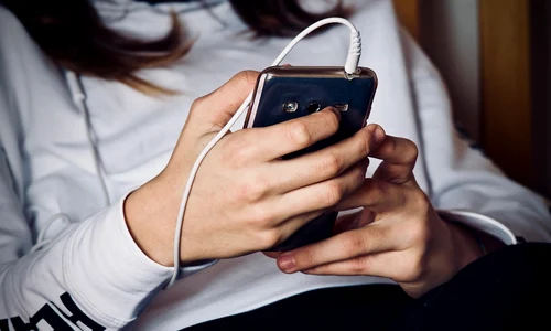 telefon adolescenti   foto pixabay   sweetlouise jpg