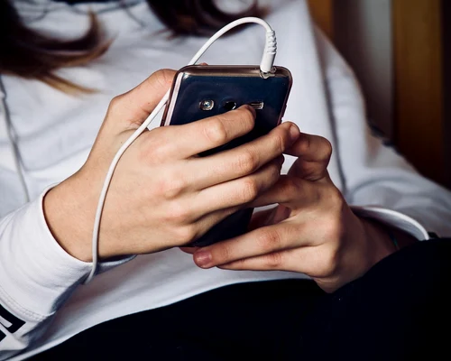 telefon adolescenti   foto pixabay   sweetlouise jpg