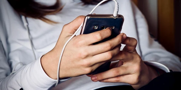 telefon adolescenti   foto pixabay   sweetlouise jpg