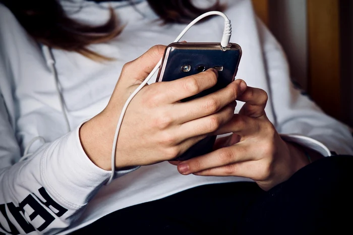 Timpul petrecut online este direct corelat cu afectarea stimei de sine FOTO: Pixabay