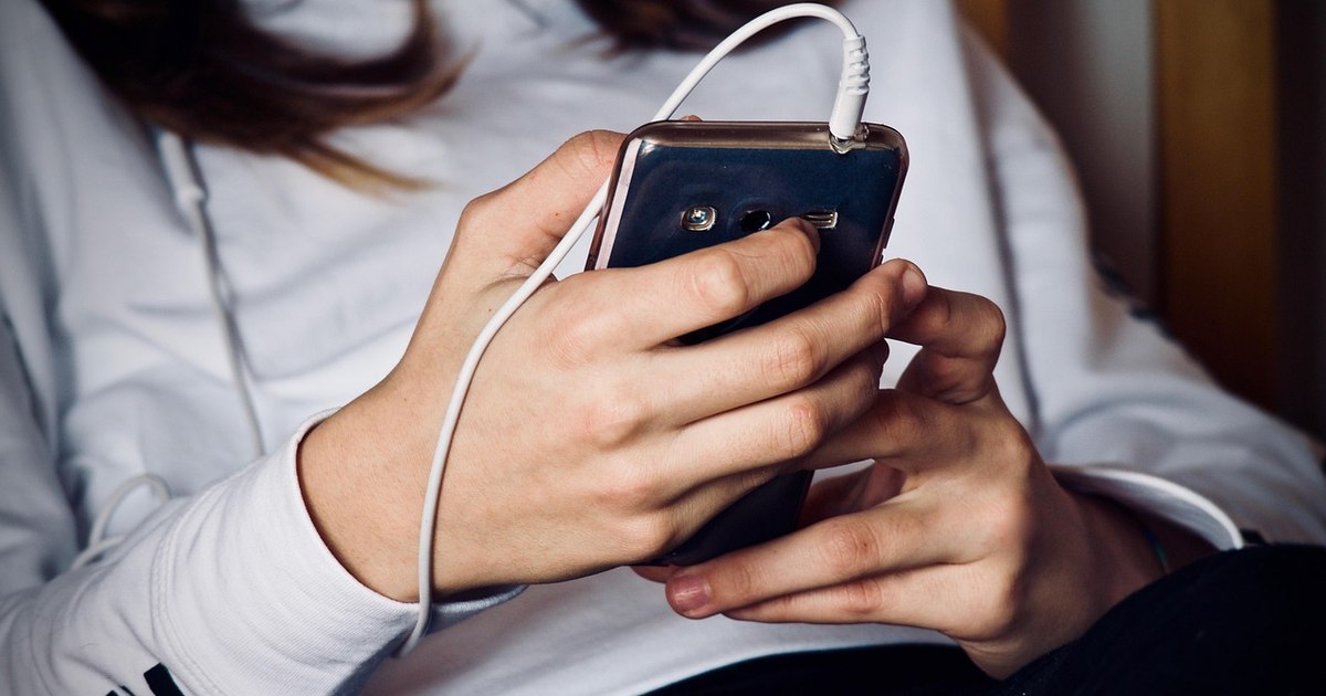 Un an fără telefoane la ore. Cum funcționează regula în școli și ce spun profesorii și elevii