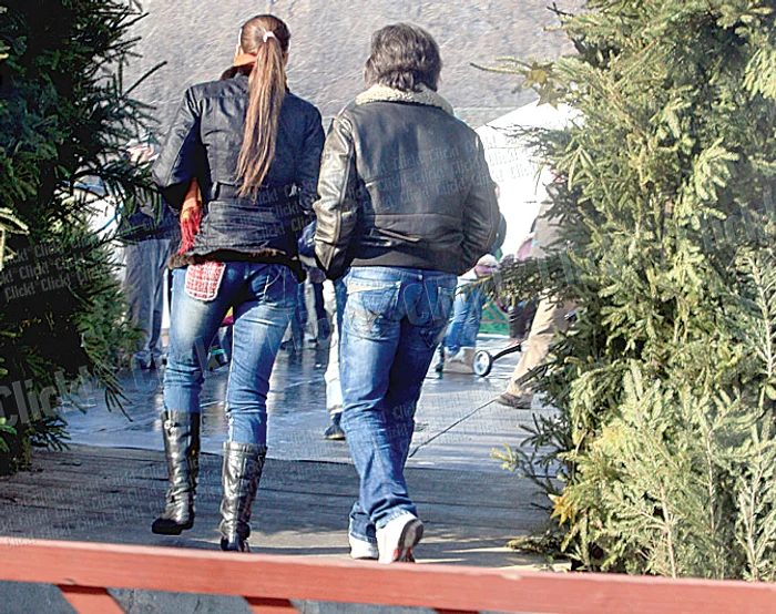 Claudiu şi Andra zâmbesc relaxaţi, semn că în relaţia lor  domneşte armonia (fotografii:Brigada diverse)