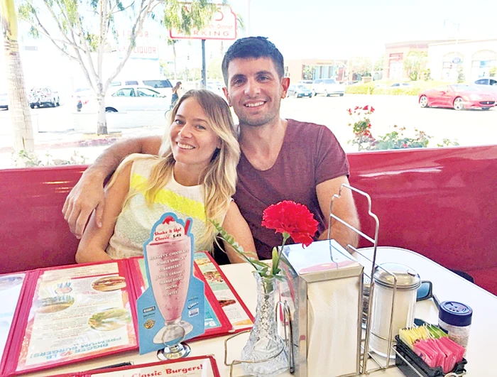 
    Laura semnează  în aceste zile, la  Los Angeles,  un contract  de publicitate  