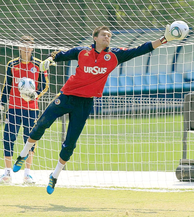 
    Tătăruşanu este  titular la naţionala  României   