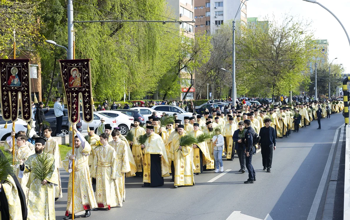 Ortodocșii au ieșit sâmbătă pe străzi. FOTO: Basilica.ro/ ARCB.ro