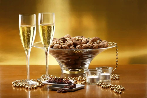 sampanie cu nuci shutterstock 20304205 jpeg