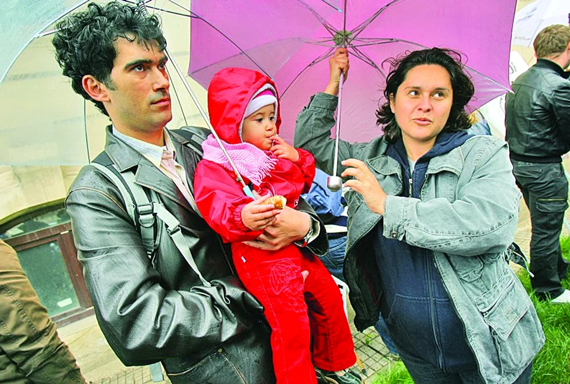 
    Mariana, Marian şi fetiţa lor  Maria Florica au venit la protest  ca să-şi apere drepturile, inclusiv  ale frăţiorului care e pe drum  
