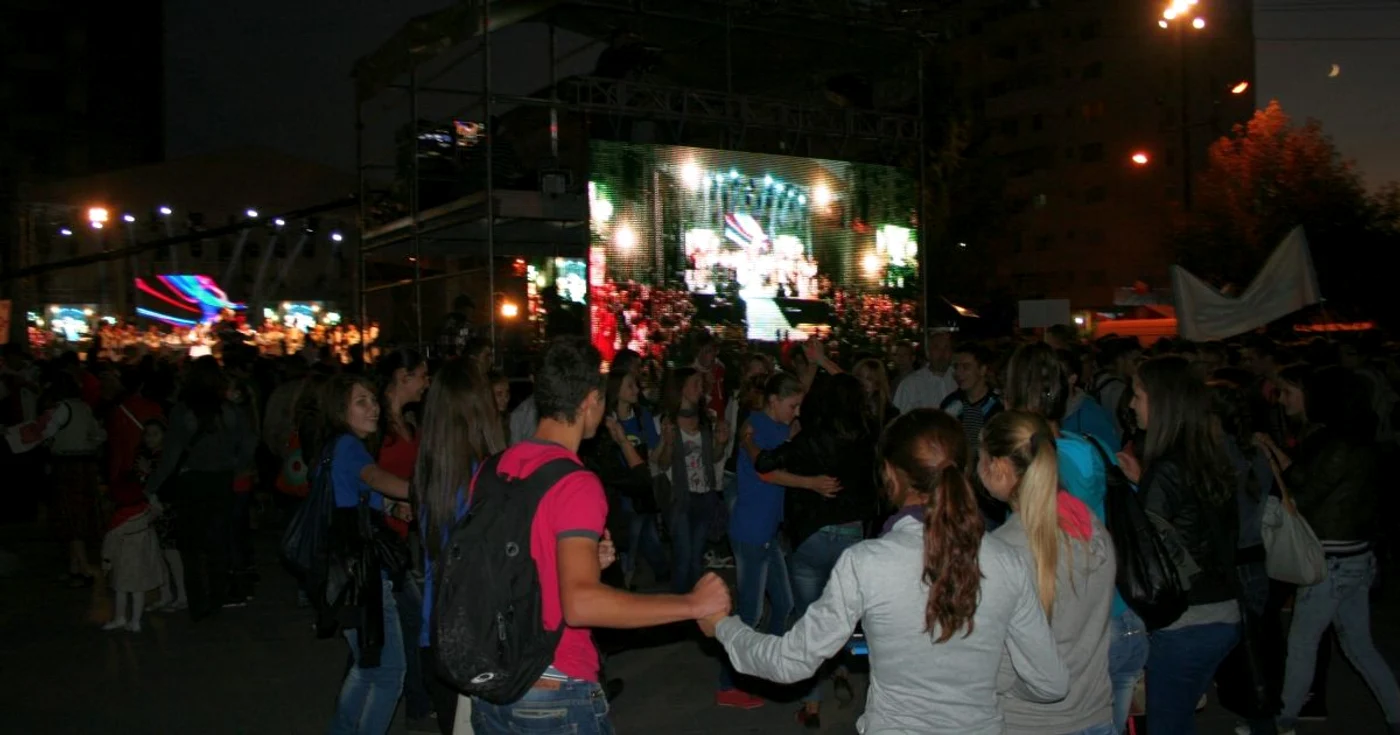 Tinerii sunt aşteptaţi la spectacolele din Piaţa Unirii
