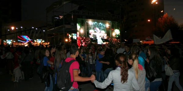 Tinerii sunt aşteptaţi la spectacolele din Piaţa Unirii