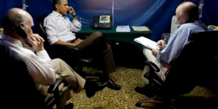 Barack Obama (centru) şi doi fdintre membrii personalului său, discutând în cortul special creat pentru a fi o zonă sigură. Fotografia a fost făcută în timpul unei vizite în Rio de Janeiro, în 2011. FOTO: Michael Schmidt şi Eric Scmitt.
