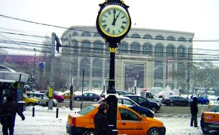 
    Ceasurile poleite cu aur pot fi văzute în Piaţa Universităţii  