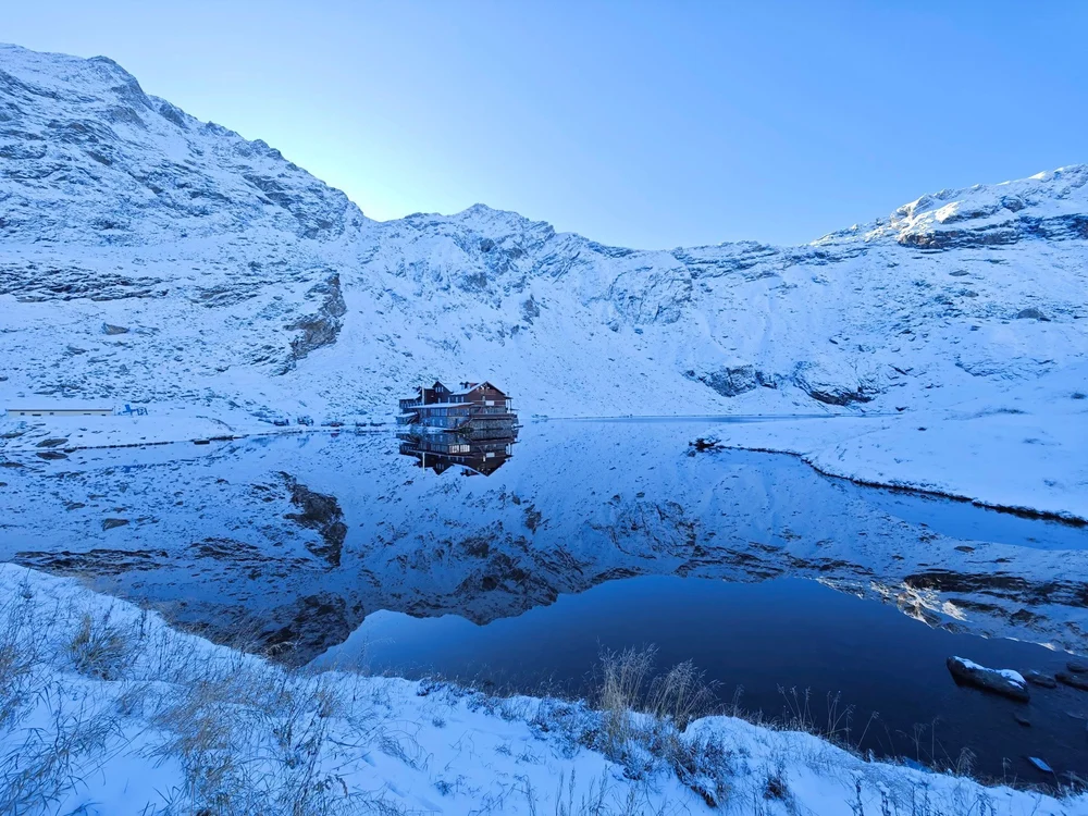 Călătorie de iarnă în ținutul lacurilor glaciare. Lacul Bâlea, „perla” munților Făgăraș, accesibilă cu telecabina