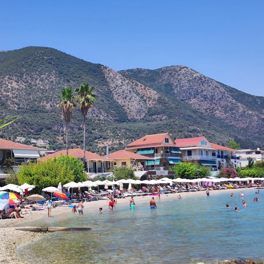 Panică pe litoralul din Grecia: sunt instalate bariere plutitoare pe plaje pentru a opri un pește toxic invaziv