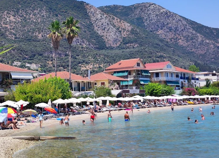 turisti pe plaja in grecia