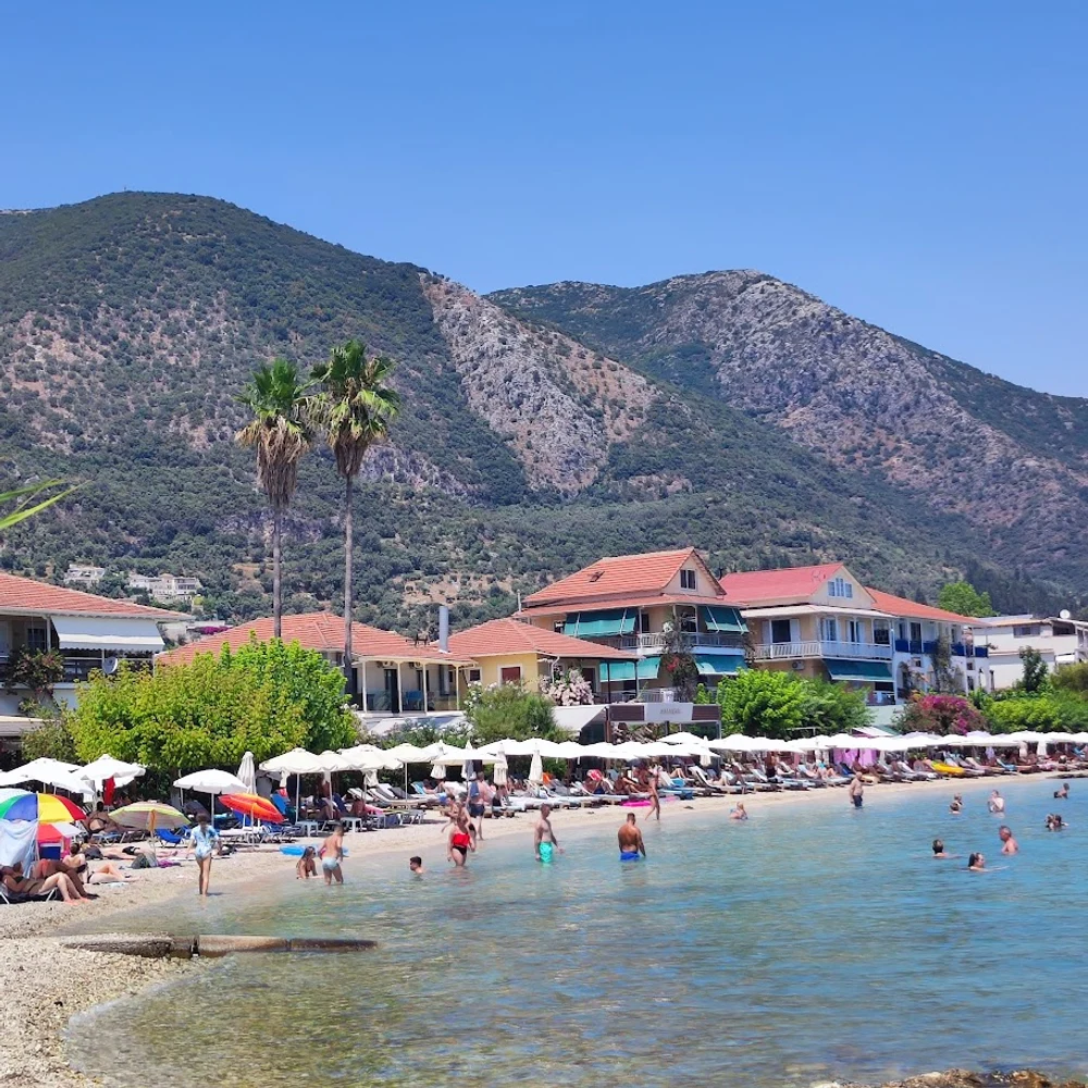 Panică pe litoralul din Grecia: sunt instalate bariere plutitoare pe plaje pentru a opri un pește toxic invaziv