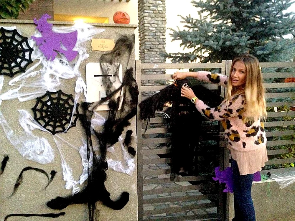 Andreea şi-a decorat deja casa pentru Halloween (foto: Facebook)