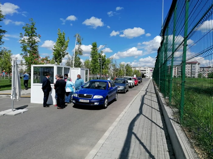 Mai mulţi doritori deja aşteptau, la ora deschiderii, la rând să se vaccineze FOTO: Alina Mitran