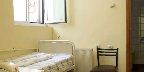 Deschiderea ferestrei aduce nu doar oxigen, ci şi bacterii banale, care fac concurenţă celor rezistente la tratamente.
