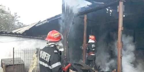 Incendiul a fost stins după două ore (Arhivă)