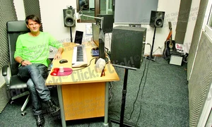 Livingul, bucătăria şi  locul de luat masa sunt  toate la parter şi comunică (Fotografii: Dorin Constanda) jpeg