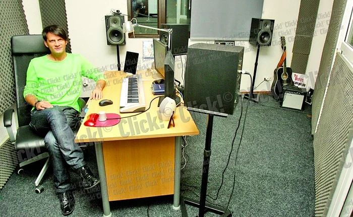 Livingul, bucătăria şi locul de luat masa sunt toate la parter şi comunică (Fotografii: Dorin Constanda)