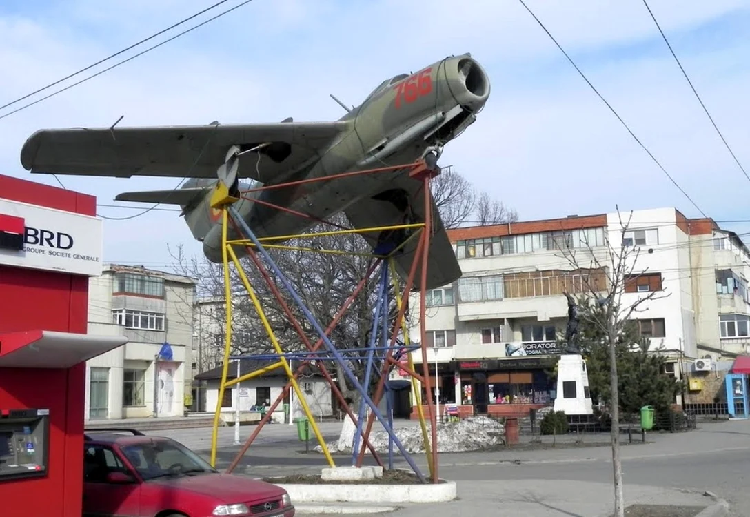 Avionul urcat pe schele este simbolul oraşului Ianca FOTO Costel Crângan