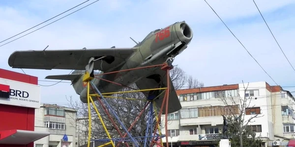 Avionul de luptă este simbolul oraşului Ianca FOTO Costel Crângan
