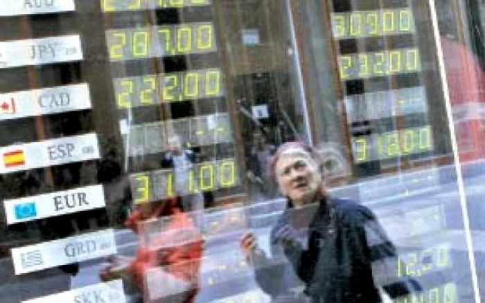 Forintul s-a depreciat puternic în raport cu euro şi dolarul