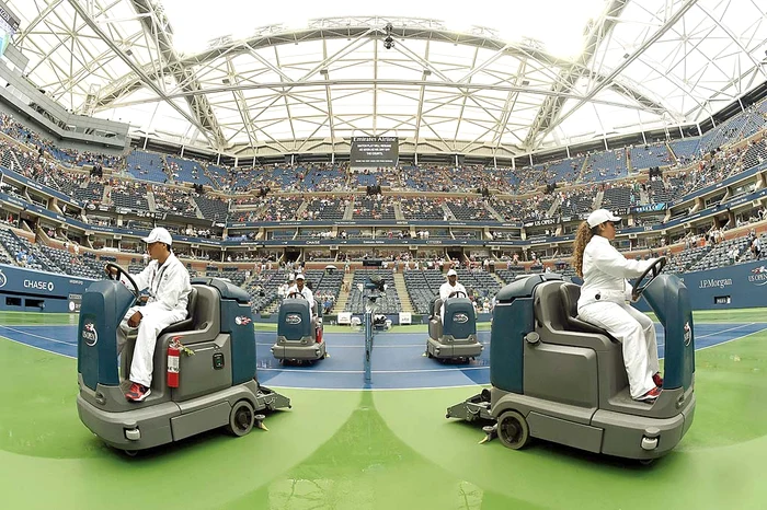 Maşinuţele şi-au intrat  rapid în rol, uscând  terenul în câteva minute