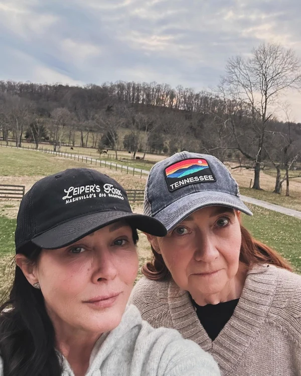 Shannen Doherty, selfie alături de mama ei, Rosa, la o fermă