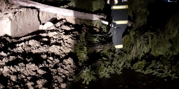 Alunecare de teren la ieșirea din Horezu spre Târgu Jiu Foto ISU Vâlcea jpeg