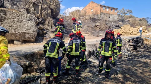 Pompierii români depun eforturi pentru a reduce efectele incendiilor din Spania / Sursa foto: IGSU