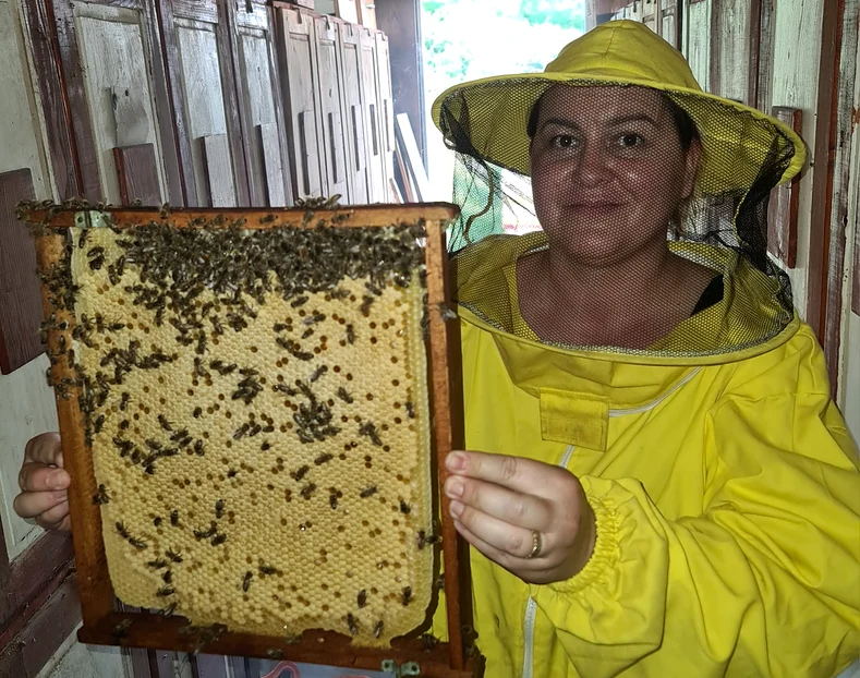 Florina se ocupă de apicultură împreună cu soțul ei FOTO arhivă personală 