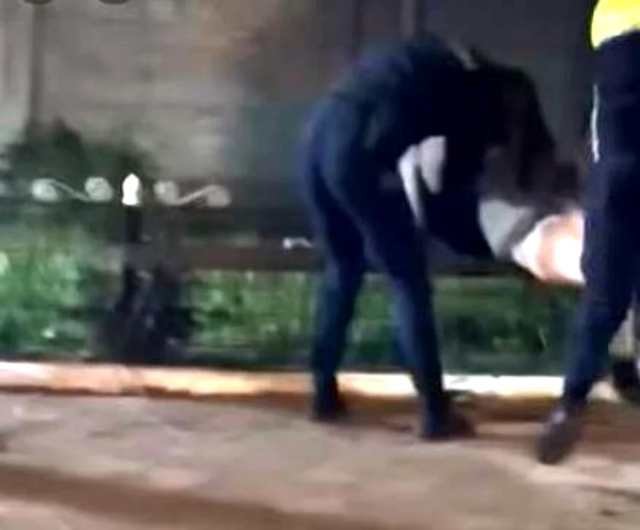 Polițista a fost agresată în intervenție FOTO: captură video