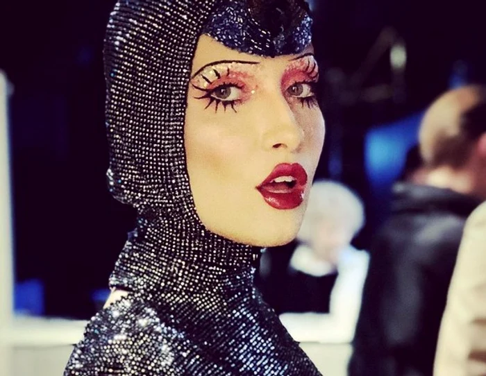 Mihaela Rădulescu a gafat atunci când a ales să poarte cizme şi căciulă în toiul verii, iar Iulia nu a iertat alegerea vestimentară Foto:Arhivă personală