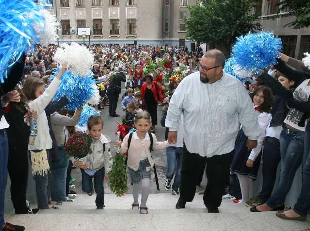 
    Elevii din sectorul 4 vor primi cele mai consistente burse de merit din ţară  