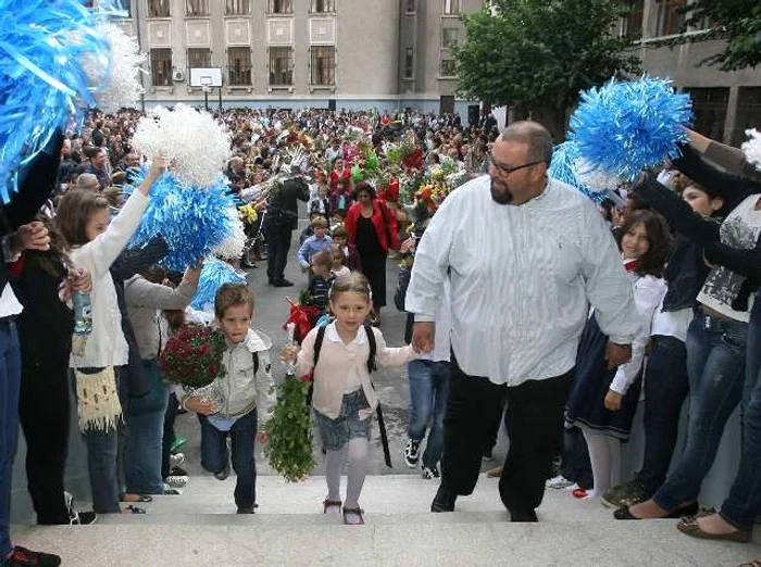 
    Elevii din sectorul 4 vor primi cele mai consistente burse de merit din ţară  