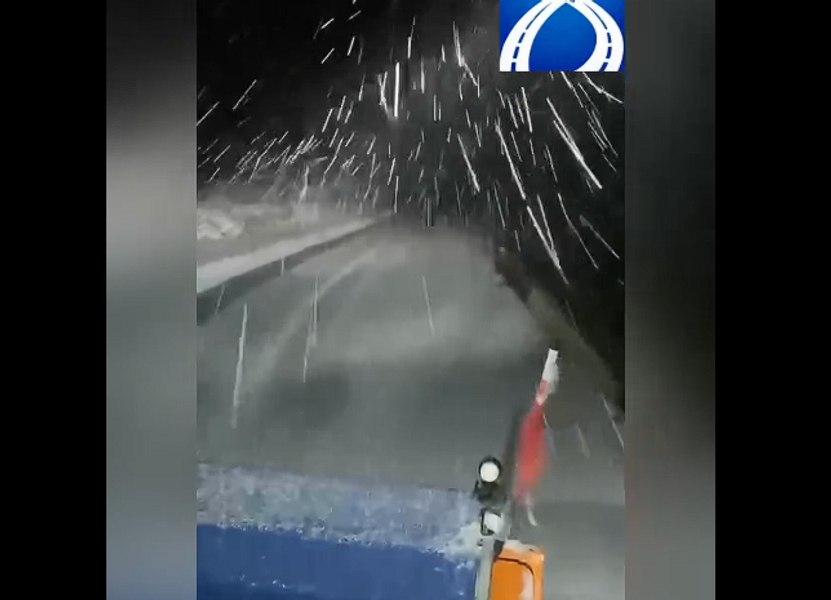 Ninge pe Transfăgărășan. Drumarii au intervenit cu utilaje. Salvamont Argeș: „Nu subestimați schimbările rapide ale vremii la altitudine”