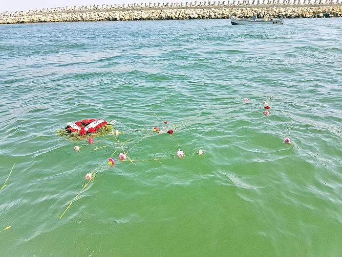 Flori şi o coroană în valurile Mării Negre